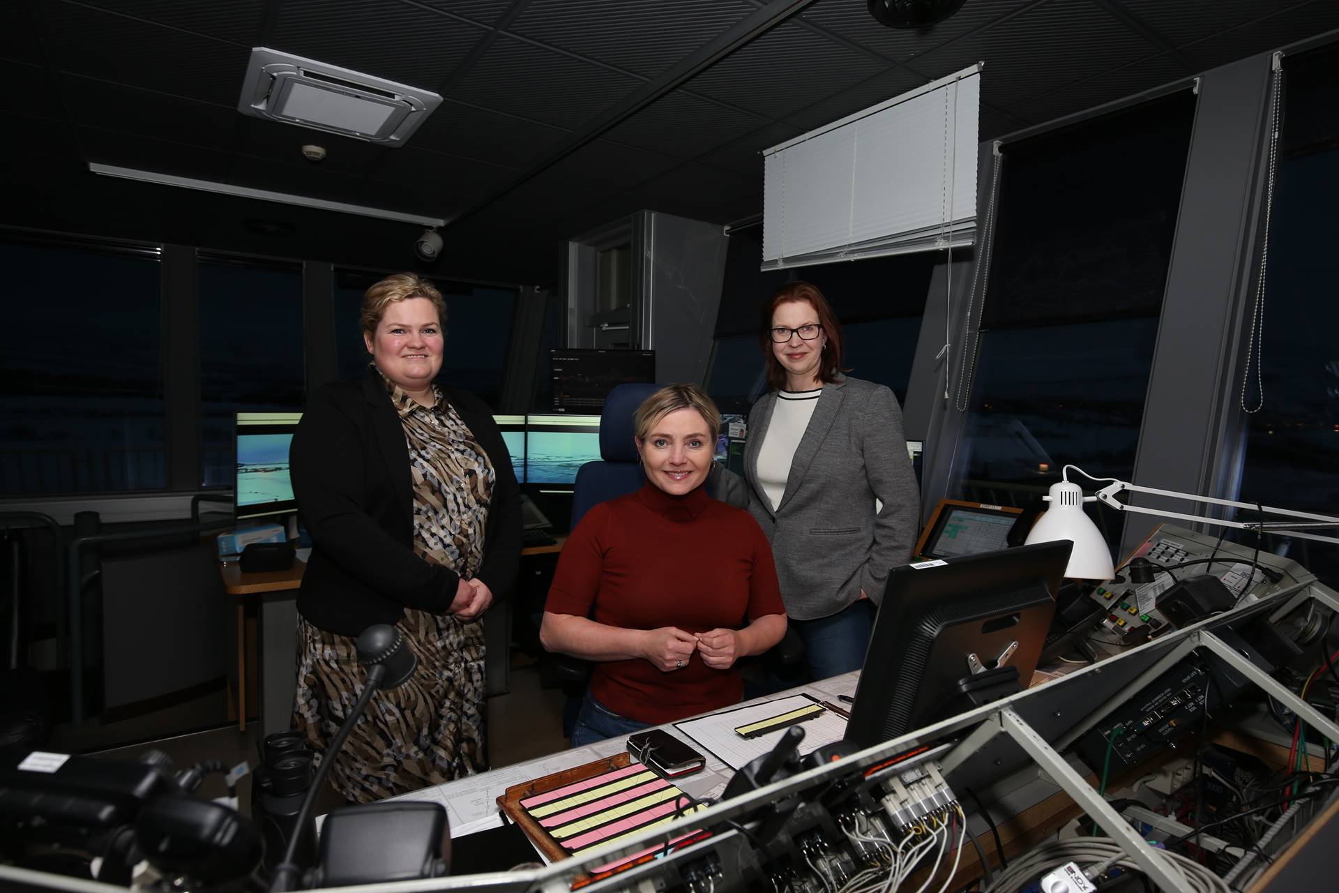 F.v. Arnheiður Jóhannsdóttir framkvæmdastjóri Markaðsstofu Norðurlands, Lilja Dögg Alfreðsdóttir ferðamálaráðherra og Jóna Árný Þórðardóttir framkvæmdarstjóri Austurbrúar saman komnar í flugturninum á Egilsstöðum.  - mynd