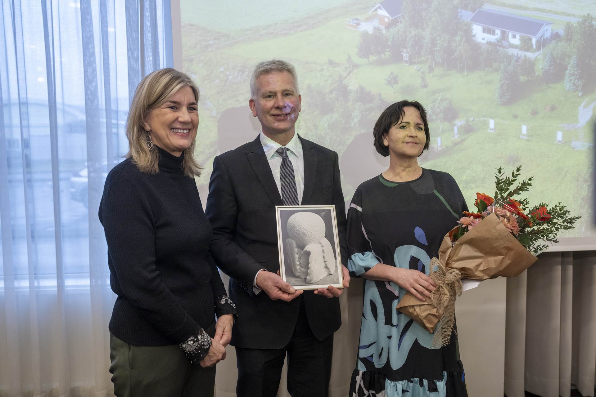 Hanna Katrín Friðriksson atvinnuvegaráðherra ásamt handhöfum landbúnaðarverðlaunanna 2025, þeim Stefaníu Hjördísi Leifsdóttur og Jóhannesi Ríkarðssonar, ábúendum á Brúnastöðum í Fljótum í Skagafirði.   - mynd