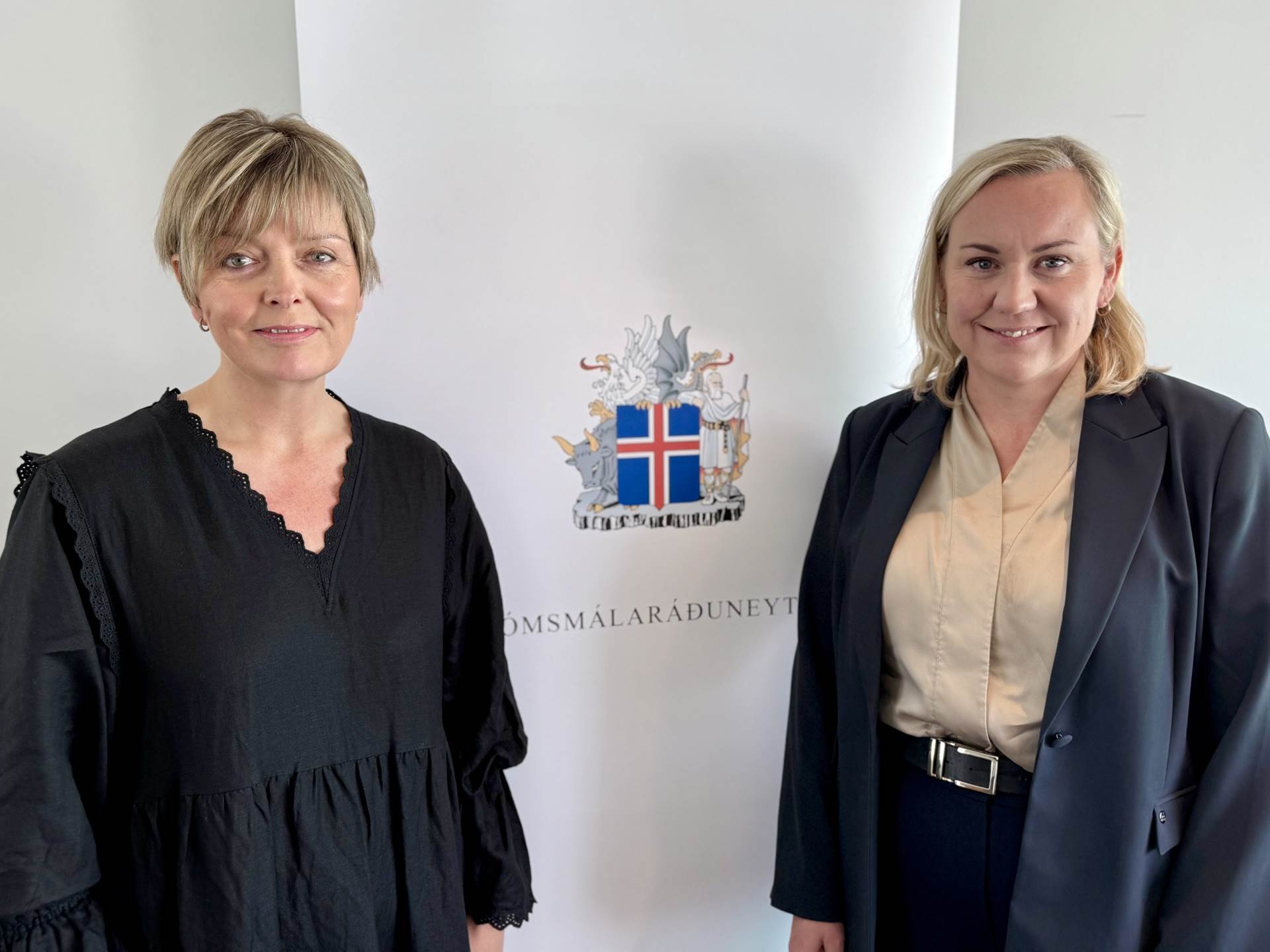 Ásta Dís Óladóttir, formaður Jafnvægisvogarinnar og Þorbjörg S. Gunnlaugsdóttir, dómsmálaráðherra - mynd