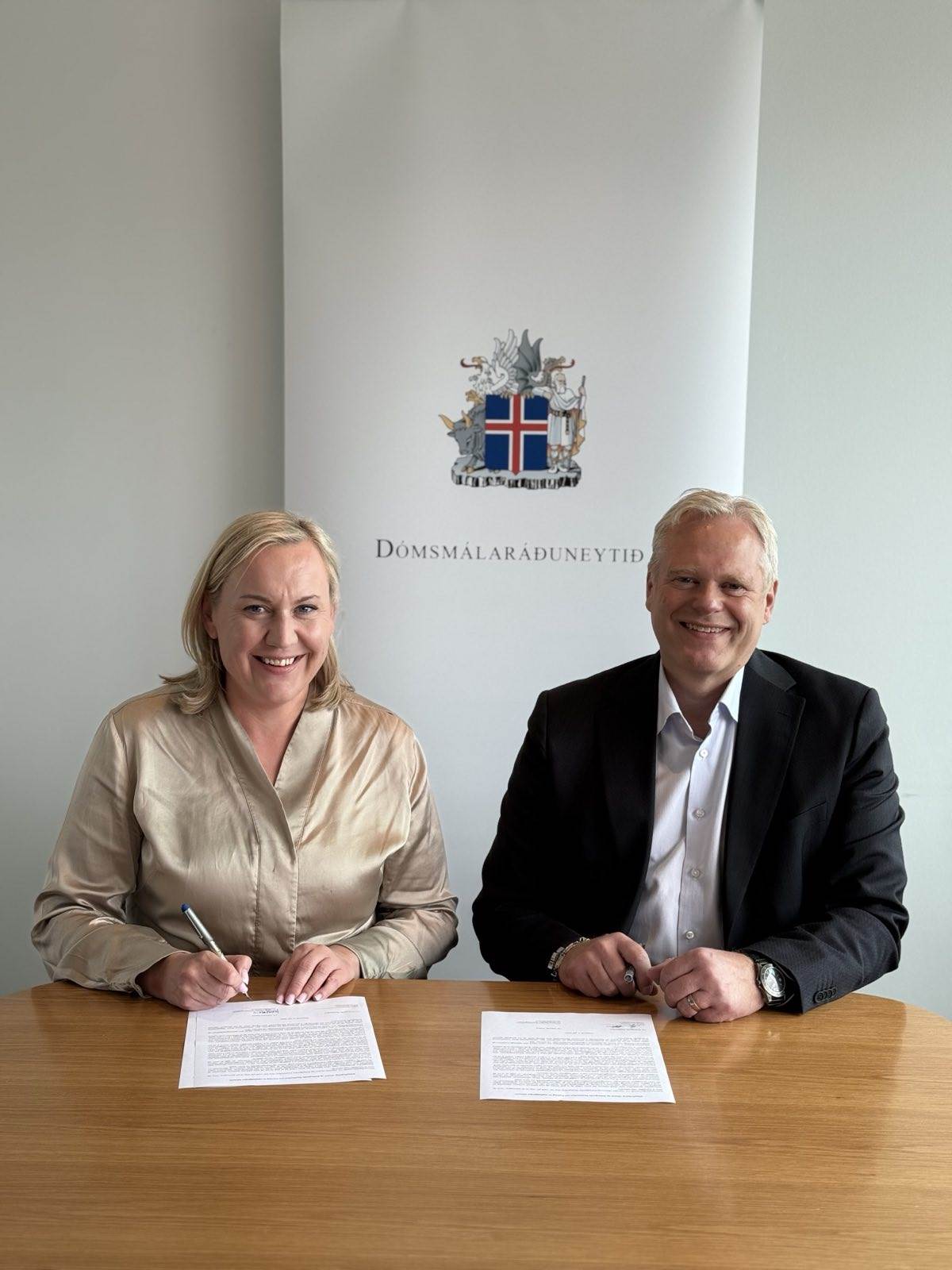 Þorbjörg S. Gunnlaugsdóttir dómsmálaráðherra og Ingvar Stefánsson framkvæmdastjóri Kirkjugarða Reykjavíkur - mynd