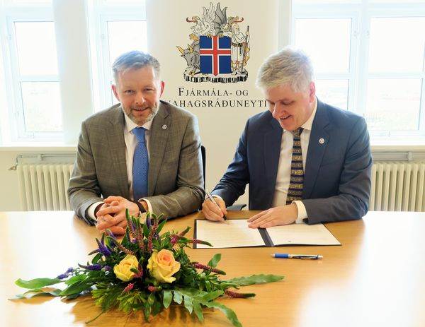 Benedikt Jóhannesson og Þorsteinn Víglundsson undirrituðu yfirlýsinguna í dag. - mynd