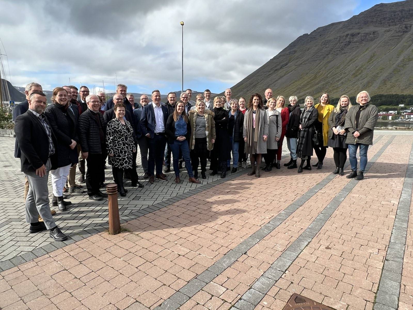 Ríkisstjórnin ásamt fulltrúum sveitarfélaga á Vestfjörðum. - mynd