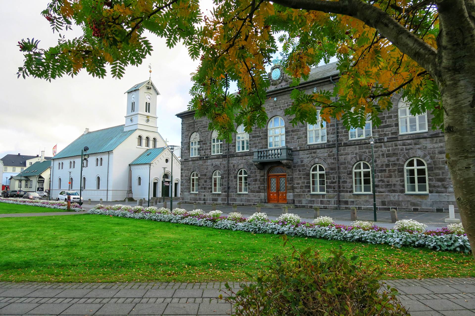Almenningur boðinn velkominn á Austurvöll vegna embættistöku forseta Íslands - mynd