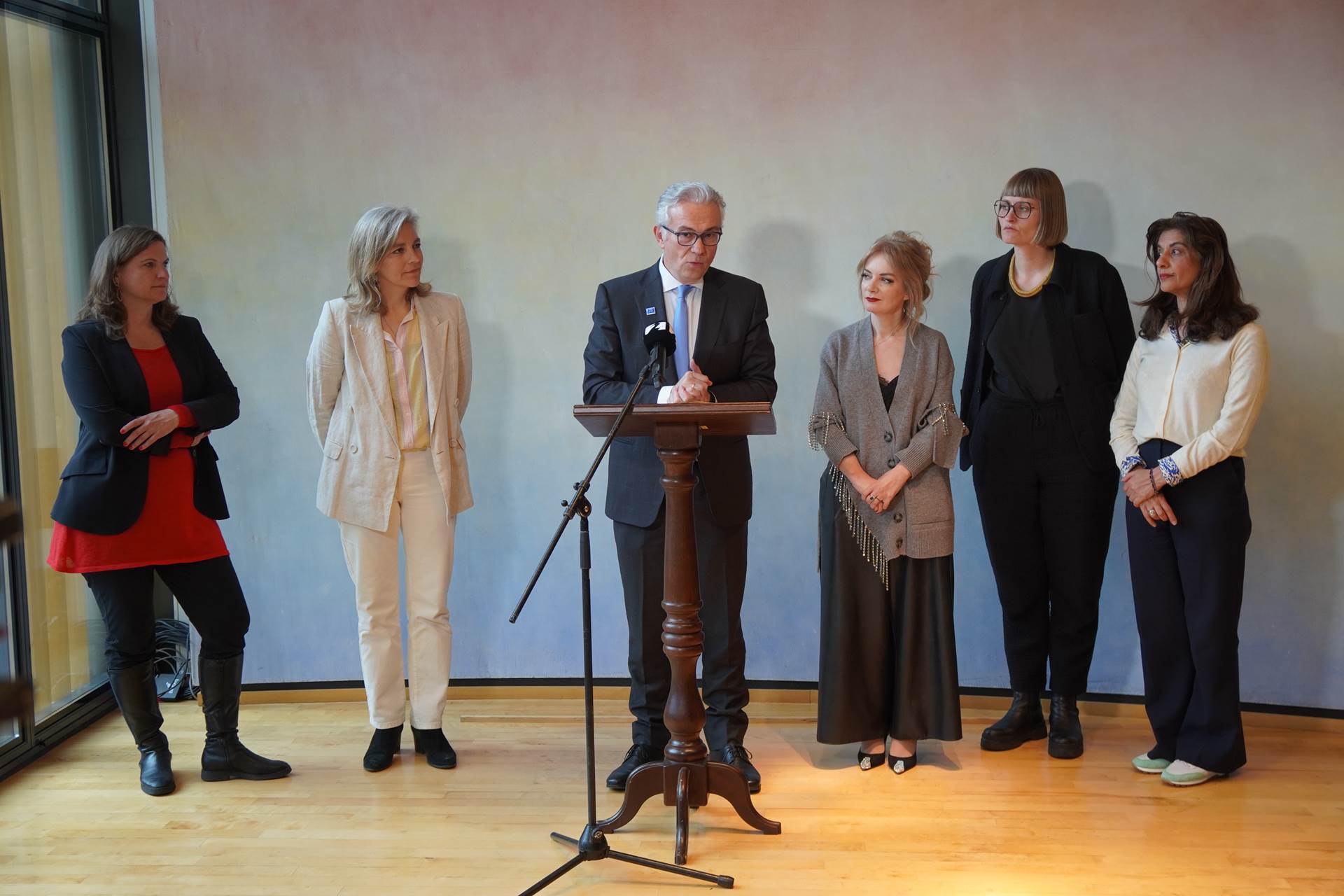 Theodoros Rousopoulos, forseti Evrópuráðsþingsins, ásamt fulltrúum úr valnefndinni. Frá vinstri: Sandra Konstatzky, Rósa Björk Brynjólfsdóttir, Iris Luarasi, Finnborg Salome Steinþórsdóttir og Sanam Naraghi Anderlini.  - mynd