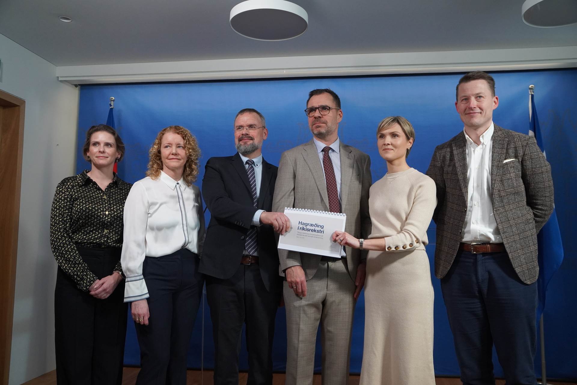 Hagræðingarhópurinn ásamt forsætisráðherra og fjármála- og efnahagsráðherra. - mynd