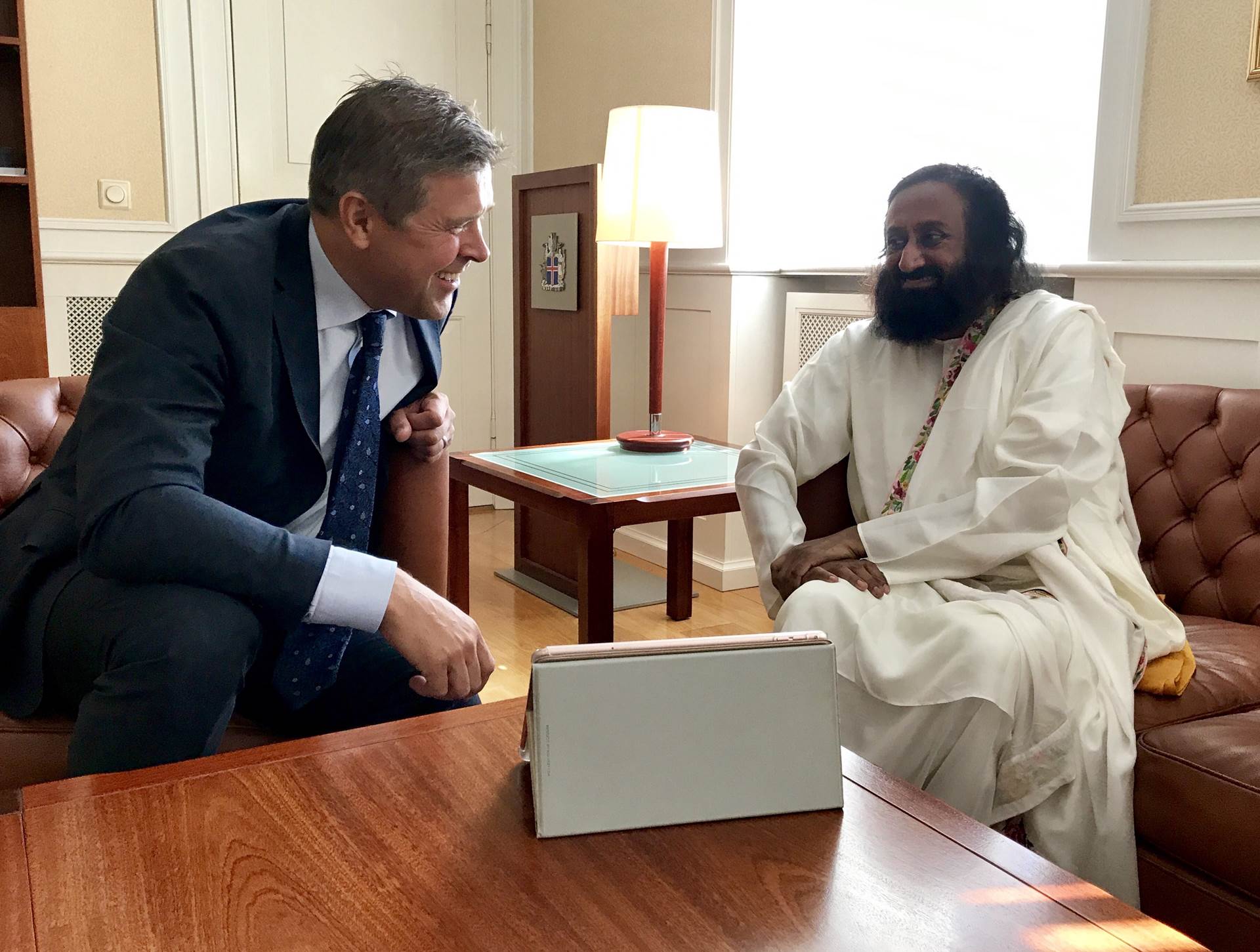 Bjarni Benediktsson, forsætisráðherra og Sri Sri Ravi Shankar, friðarerindreki - mynd