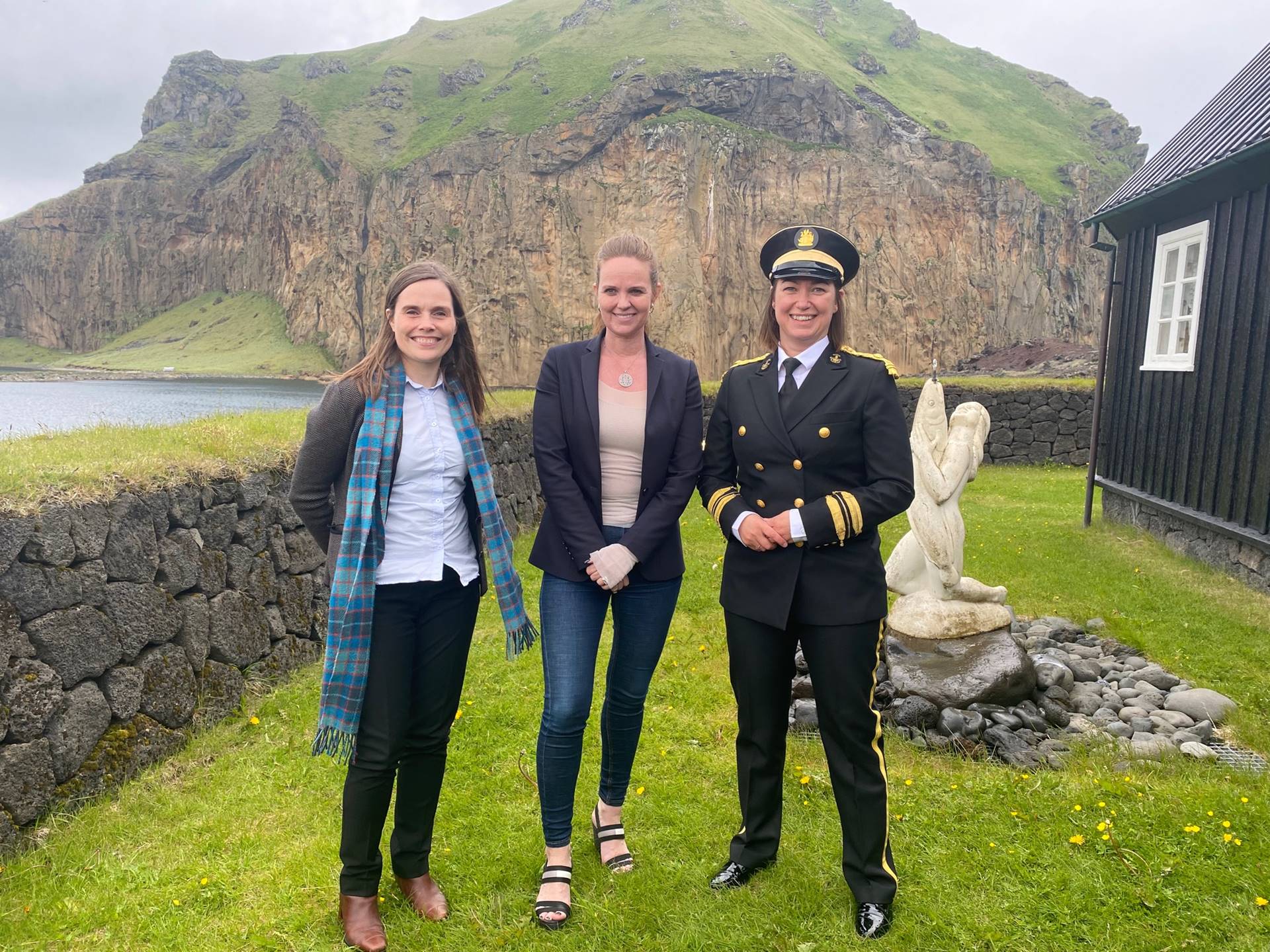 Katrín Jakobsdóttir, forsætisráðherra, Íris Róbertsdóttir, bæjarstjóri í Vestmannaeyjum og Arndís Soffía Sigurðardóttir, sýslumaður í Vestmannaeyjum - mynd