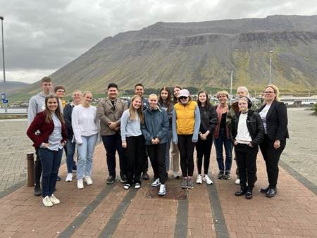 Katrín Jakobsdóttir forsætisráðherra og þátttakendur á fundinum á Ísafirði.