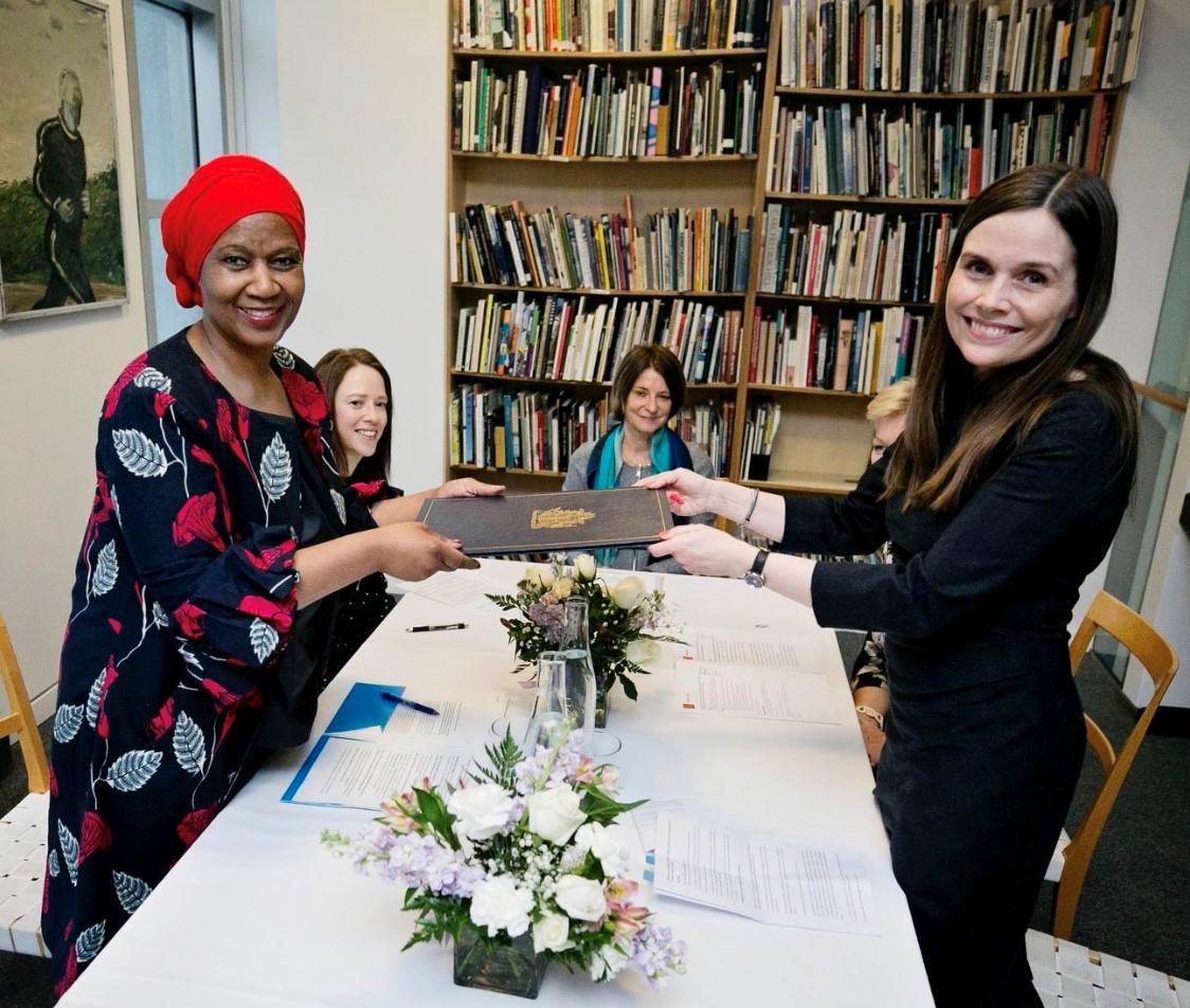 Phumzile Mlambo-Ngcuka, framkvæmdastjóri UN Women, og Katrín Jakobsdóttir, forsætisráðherra, við afhendingu viljayfirlýsingarinnar - mynd