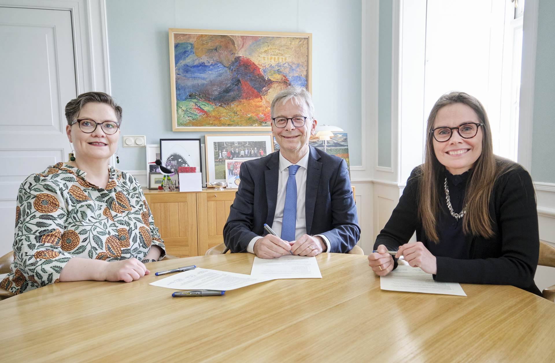 Eyja Margrét J. Brynjarsdóttir, stjórnarformaður Siðfræðistofnunar, Jón Atli Benediktsson, rektor Háskóla Íslands, og Katrín Jakobsdóttir forsætisráðherra undirrita samninginn. - mynd