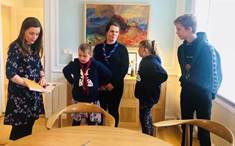 Þuríður, Heiðbrá og Andri skátar úr Garðabæ og Vesturbæ ásamt Mörtu, skátahöfðingja Íslands, heimsóttu Katrínu Jakobsdóttur, forsætisráðherra - mynd