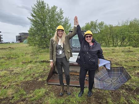 Ásthildur Sturludóttir, bæjarstjóri Akureyrar, og Inga Sæland, félags- og húsnæðismálaráðherra, skoða framkvæmdasvæðið og undirrita samninginn um nýtt hjúkrunarheimili á Akureyri.