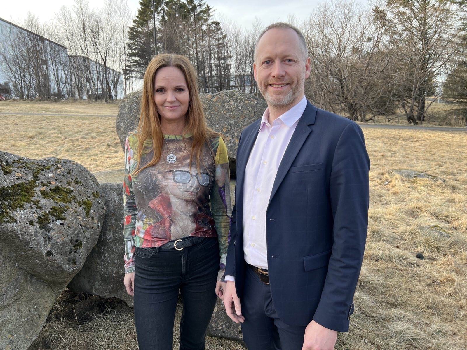 Íris Róbertsdóttir, bæjarstjóri Vestmannaeyjabæjar, og Guðmundur Ingi Guðbrandsson, félags- og vinnumarkaðsráðherra. - mynd