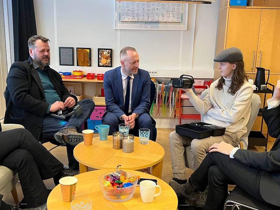 Bjarki segir frá því hvernig hann getur í dag bæði lesið með stækkunartækinu sínu og farið í leikhús.