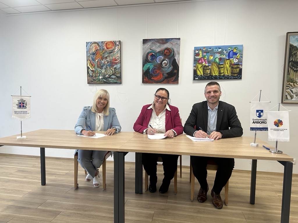 Díana Óskarsdóttir, forstjóri Heilbrigðisstofnunar Suðurlands, Inga Sæland, félags- og húsnæðismálaráðherra, og Bragi Bjarnason, bæjarstjóri Árborgar undirrita samkomulagið. - mynd