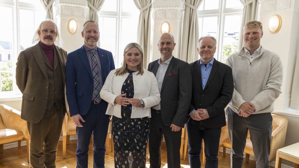 Frá vinstri: Óttarr Ólafur Proppé, Guðmundur Ingi Guðbrandsson, félags- og vinnumarkaðsráðherra, Lilja Alfreðsdóttir, menningar- og viðskiptaráðherra, Niss Jonas Carlsson stofnandi Språkkraft, Stefán Eiríksson útvarpsstjóri og Óttar Kolbeinsson Proppé. Á myndina vantar Ásmund Einar Daðason, mennta- og barnamálaráðherra. - mynd