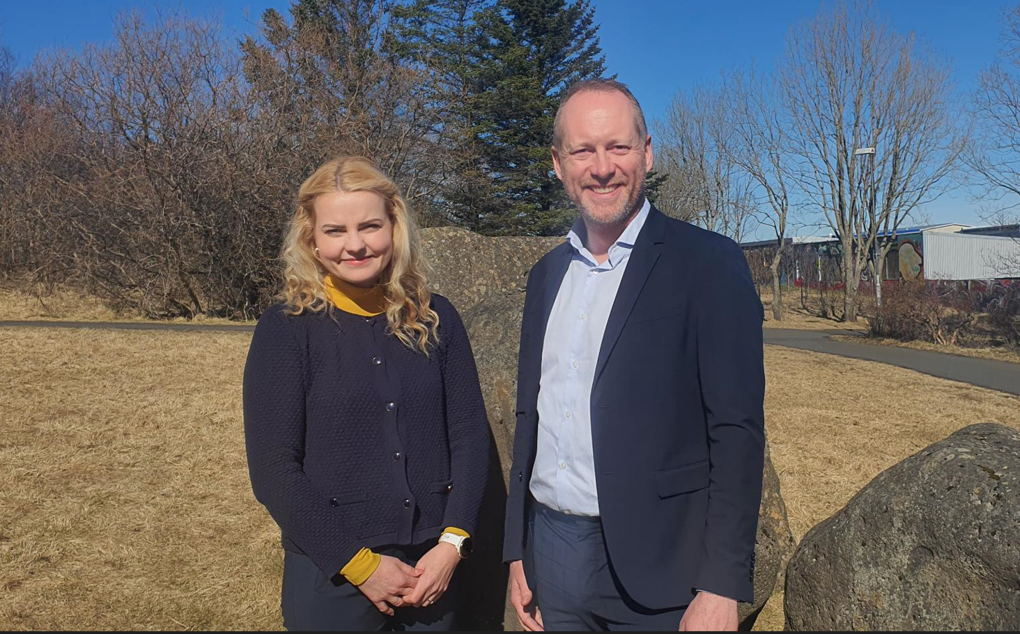 Líf Lárusdóttir, formaður bæjarráðs Akraness, og Guðmundur Ingi Guðbrandsson, félags- og vinnumarkaðsráðherra. - mynd