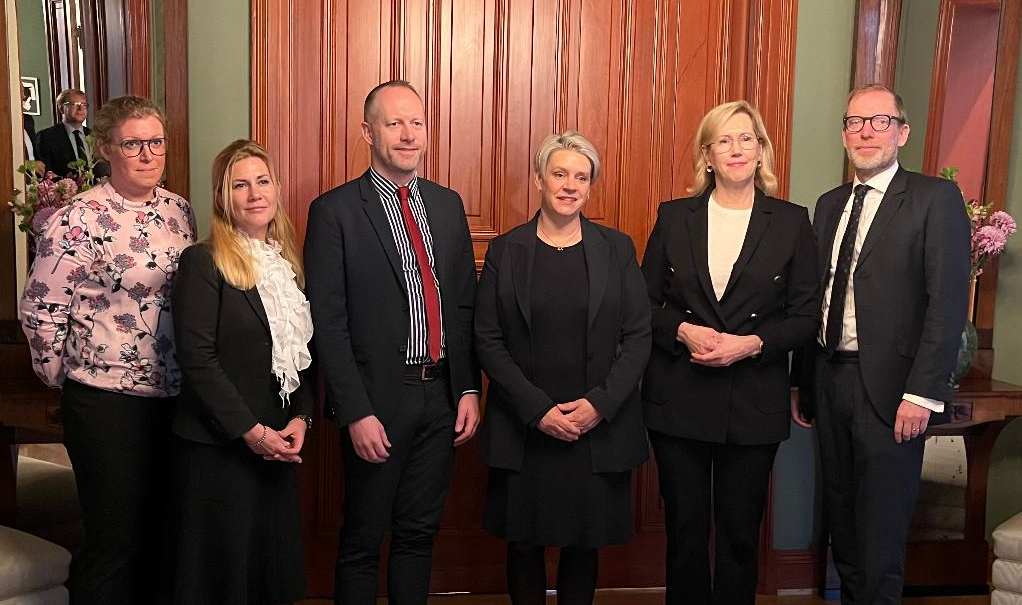 Guðmundur Ingi Guðbrandsson ásamt Högna Kristjánssyni, sendiherra Íslands í Noregi, Nancy Herz, ráðuneytisstjóra, og Thorhild Margaretha deildarstjóra hjá IMD í Noregi. 