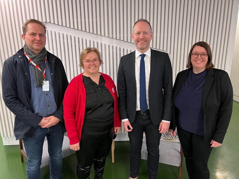 Atli Viðar Thorstensen, sviðsstjóri alþjóðasviðs Rauða krossins, Silja Bára Ómarsdóttir, formaður Rauða krossins, Guðmundur Ingi Guðbrandsson, félags- og vinnumarkaðsráðherra og Áshildur Linnet, sérfræðingur hjá félags- og vinnumarkaðsráðuneytinu. - mynd