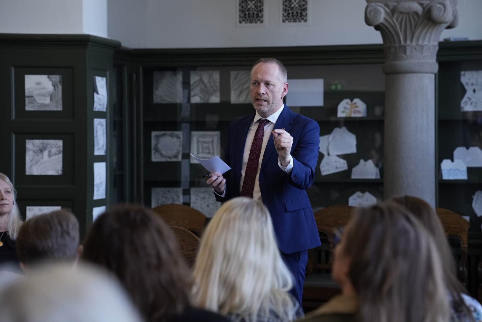 Guðmundur Ingi Guðbrandsson, félags- og vinnumarkaðsráðherra, í beinni útsendingu úr Þjóðmenningarhúsinu fyrr í dag. - mynd