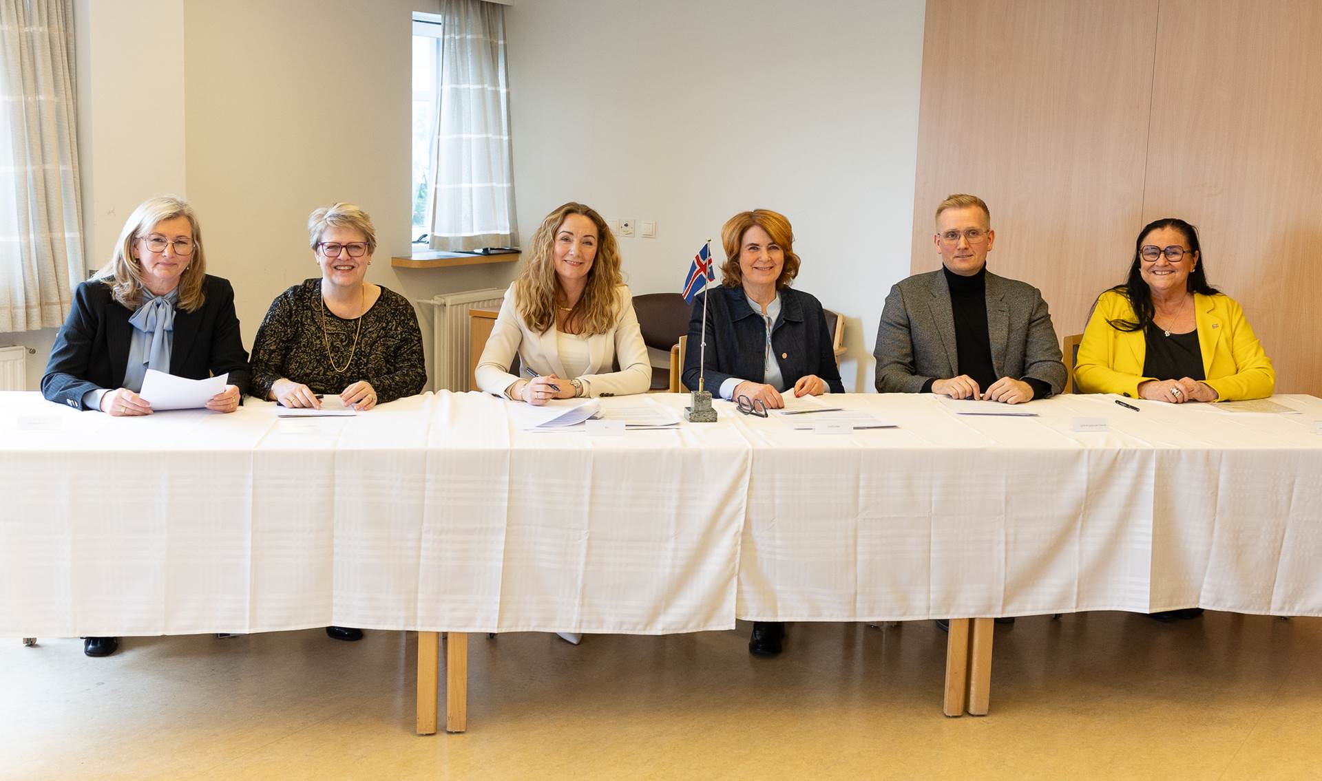 Við undirritunina í dag. Alma Möller, heilbrigðisráðherra, Sigríður Dóra Magnúsdóttir, forstjóri Heilsugæslu höfuðborgarsvæðisins, Eybjörg Helga Hauksdóttir, forstjóri hjúkrunarheimilisins Eirar, Regína Ásvaldsdóttir, bæjarstjóri Mosfellsbæjar, Elmar Hallgríms Hallgrímsson sviðsstjóri samningasviðs Sjúkratrygginga Íslands og Inga Sæland, félags- og húsnæðismálaráðherra. - mynd