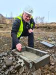 Sigurður Ingi Jóhannsson, innviðaráðherra, leggur hornstein að nýrri íbúðagötu í Fellabæ. - mynd