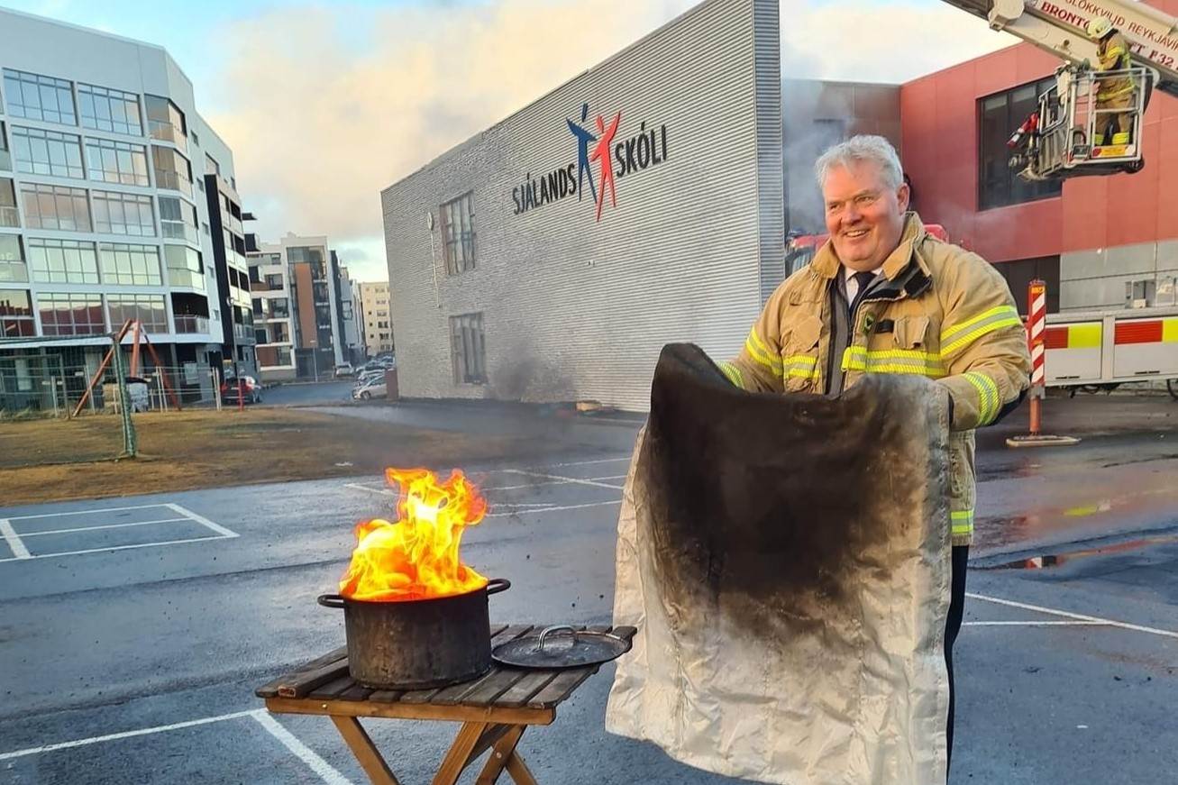 Sigurður Ingi við setningu eldvarnaátaks slökkviliðsmanna í Sjálandsskóla - mynd