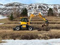 Byggðar verða sextán íbúðir í tveimur byggingum á þessum reit í Neskaupstað. - mynd