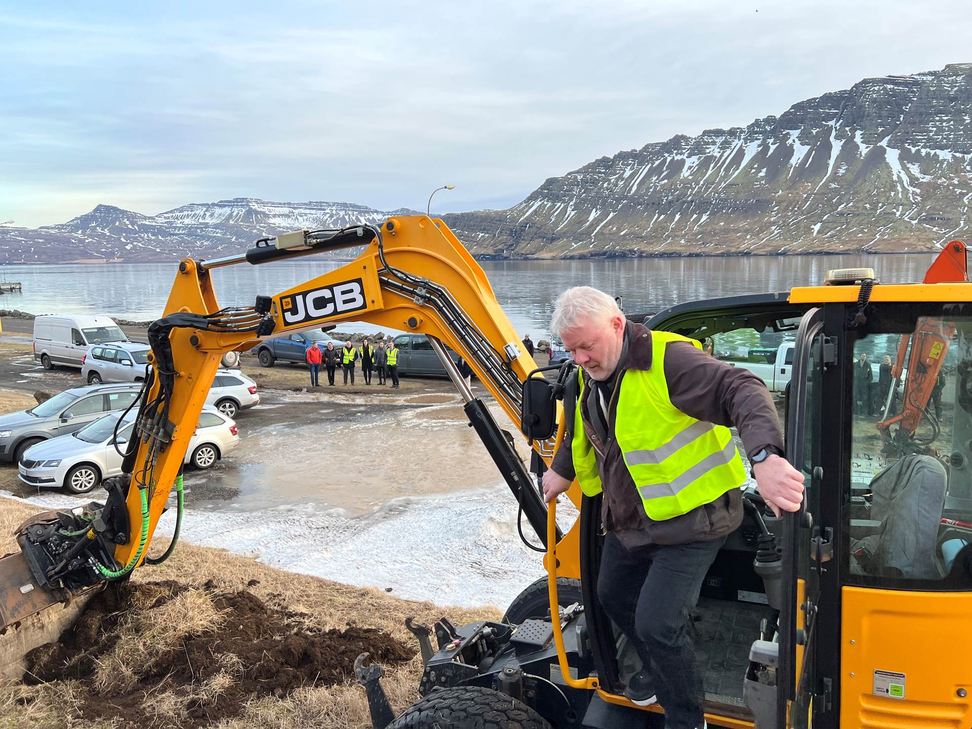 Sigurður Ingi Jóhannsson, innviðaráðherra,tók fyrstu skóflustungu að íbúðabyggingum í Neskaupstað í dag. - mynd