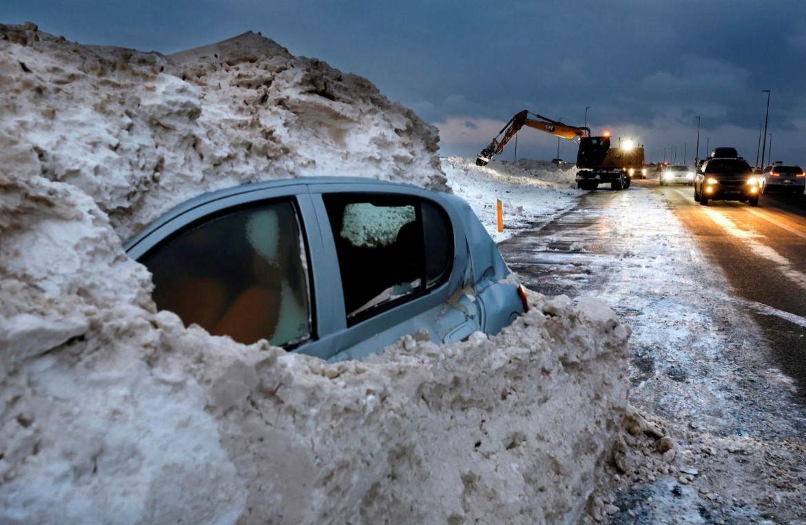 Frá snjómokstri á Reykjanesbraut í desember 2022. - mynd