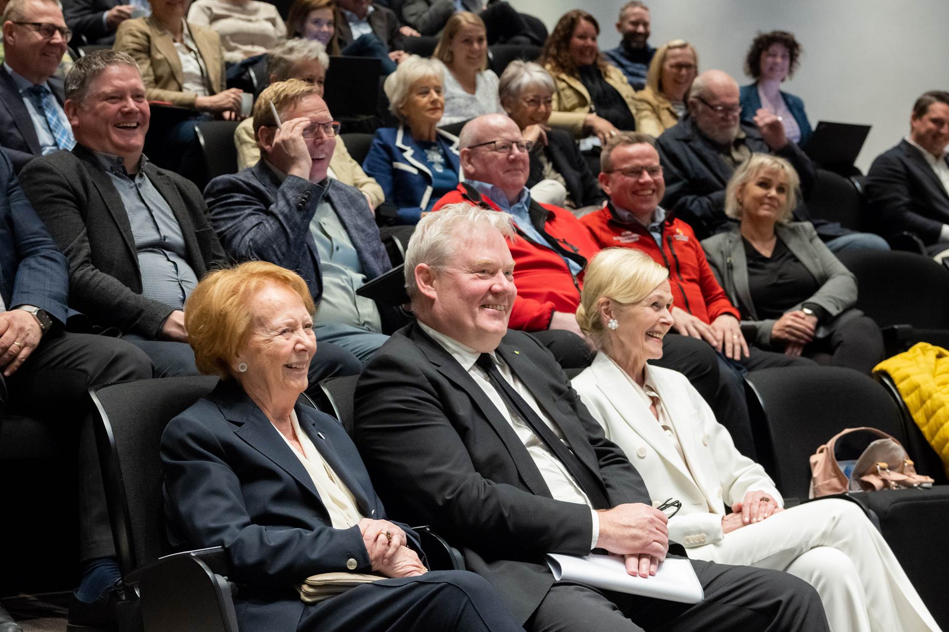 Frú Vigdís Finnbogadóttir, Sigurður Ingi Jóhannsson, innviðaráðherra, og Ragnhildur Hjaltadóttir, fv. ráðuneytisstjóri innviðaráðuneytisins. - mynd