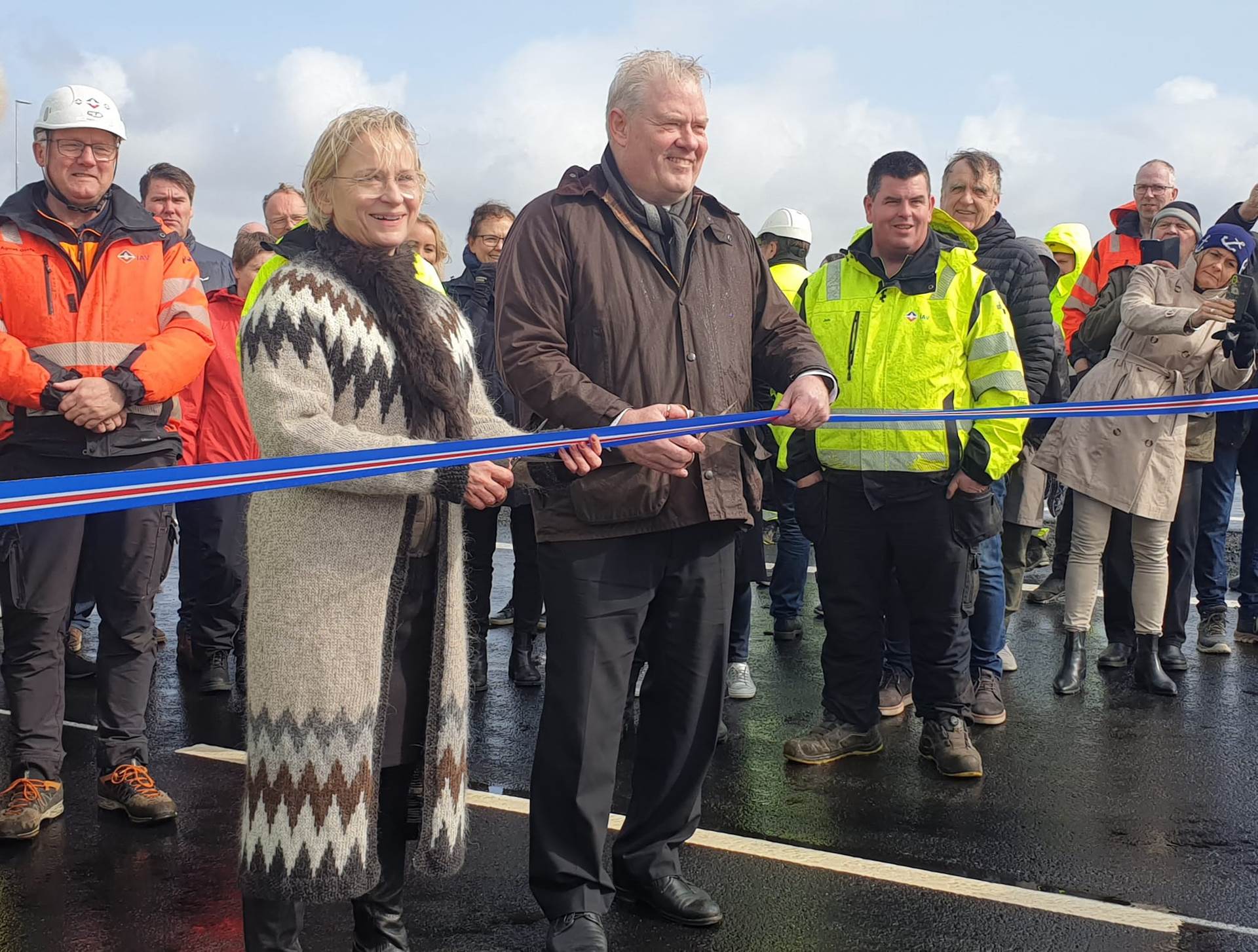 Bergþóra Þorkelsdóttir, forstjóri Byggðastofnunar, og Sigurður Ingi Jóhannsson, innviðaráðherra, opnuðu Suðurlandsvega milli Hveragerðis og Selfoss. - mynd