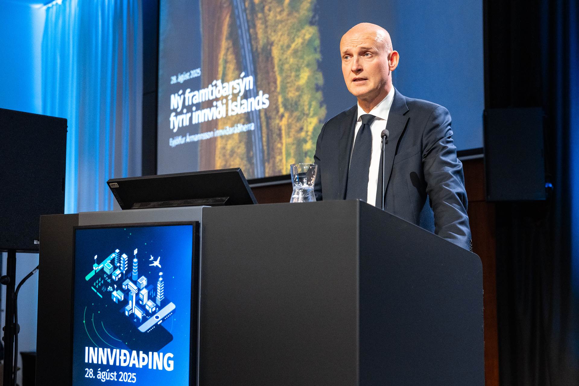 Eyjólfur Ármannsson innviðaráðherra flytur opnunarávarp Innviðaþings 2025 - mynd