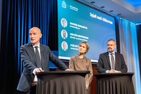 Eyjólfur Ármannsson innviðaráðherra, Kristrún Frostadóttir forsætisráðherra og Daði Már Kristófersson fjármála- og efnahagsráðherra svöruðu spurningum í pallborði.