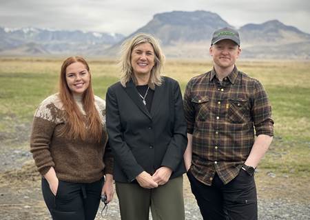 Atvinnuvegaráðherra ásamt þeim Hugrúnu Sigurðardóttur og Magnús Erni Sigurjónssyni, bændum á Eystri-Pétursey.