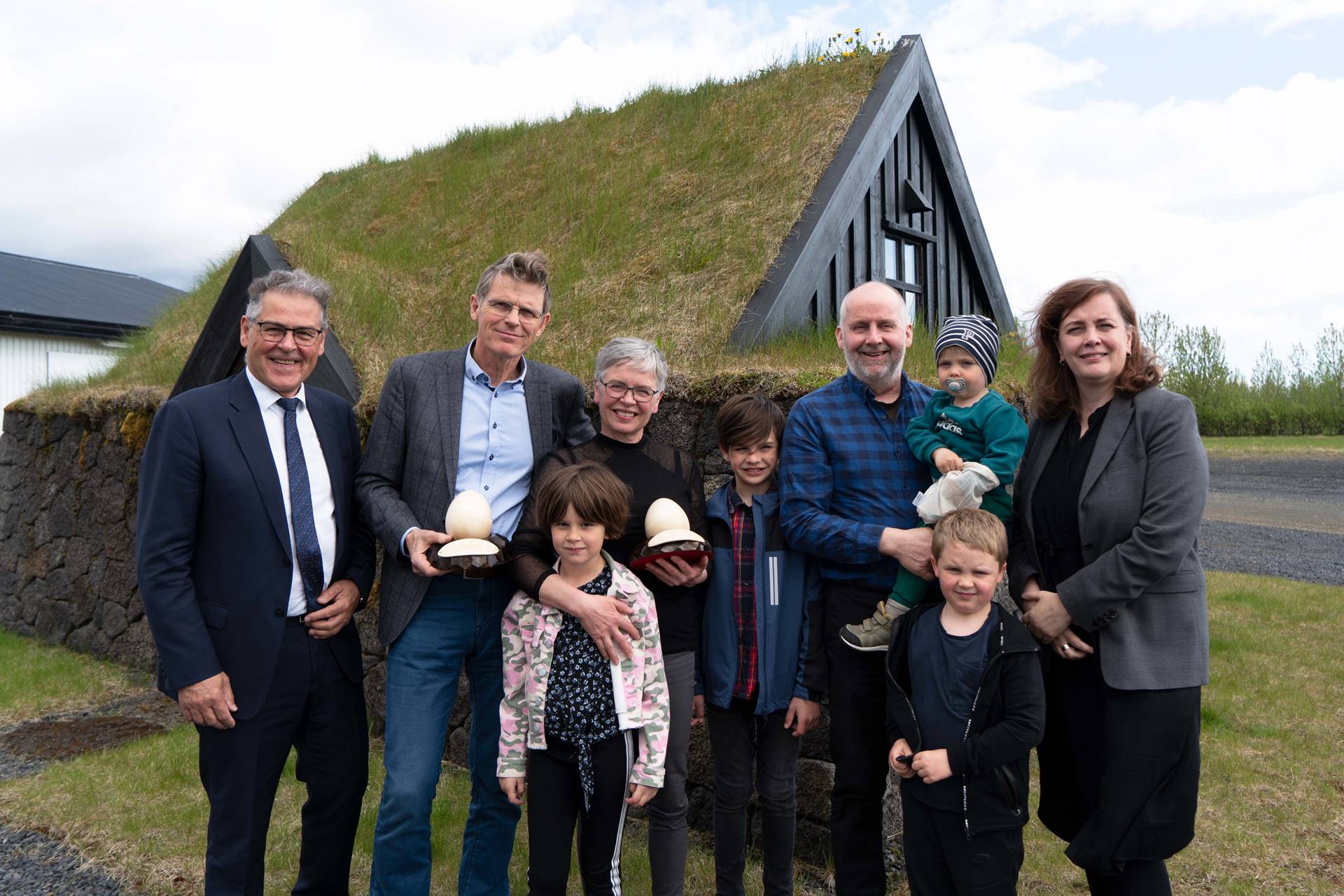   F.v - Árni Bragason landgræðslustjóri, Tryggvi Felixson formaður Landverndar, Sigríður Heiðmundsdóttir og Viðar Steinarsson frá Kaldbak á Rangárvöllum með fjórum barnabörnum, Svandís Svavarsdóttir matvælaráðherra.  - mynd