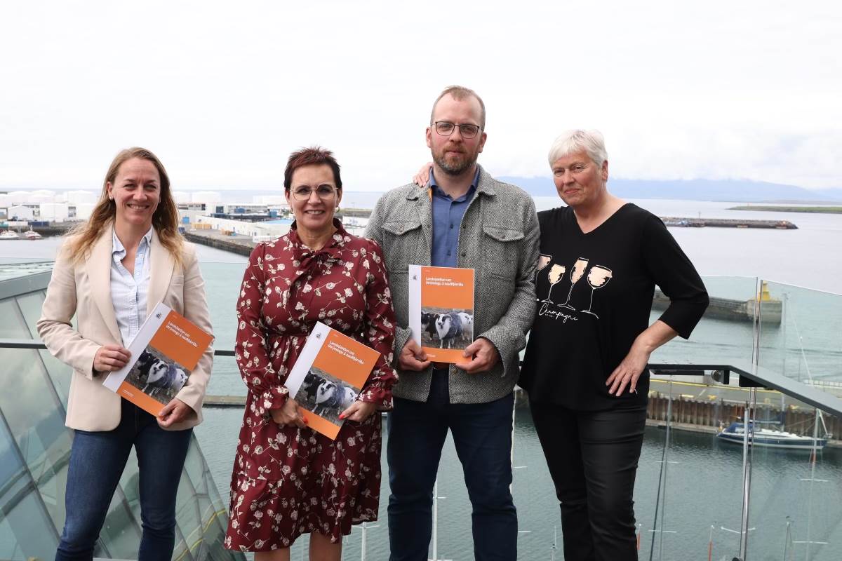 F.v. Hrönn Ólína Jörundsdóttir forstjóri Matvæalstofnunar, Bjarkey Olsen Gunnarsdóttir matvælaráðherra, Trausti Hjálmarsson formaður bændasamtakanna og Sigurborg Daðadóttir yfirdýralæknir. - mynd