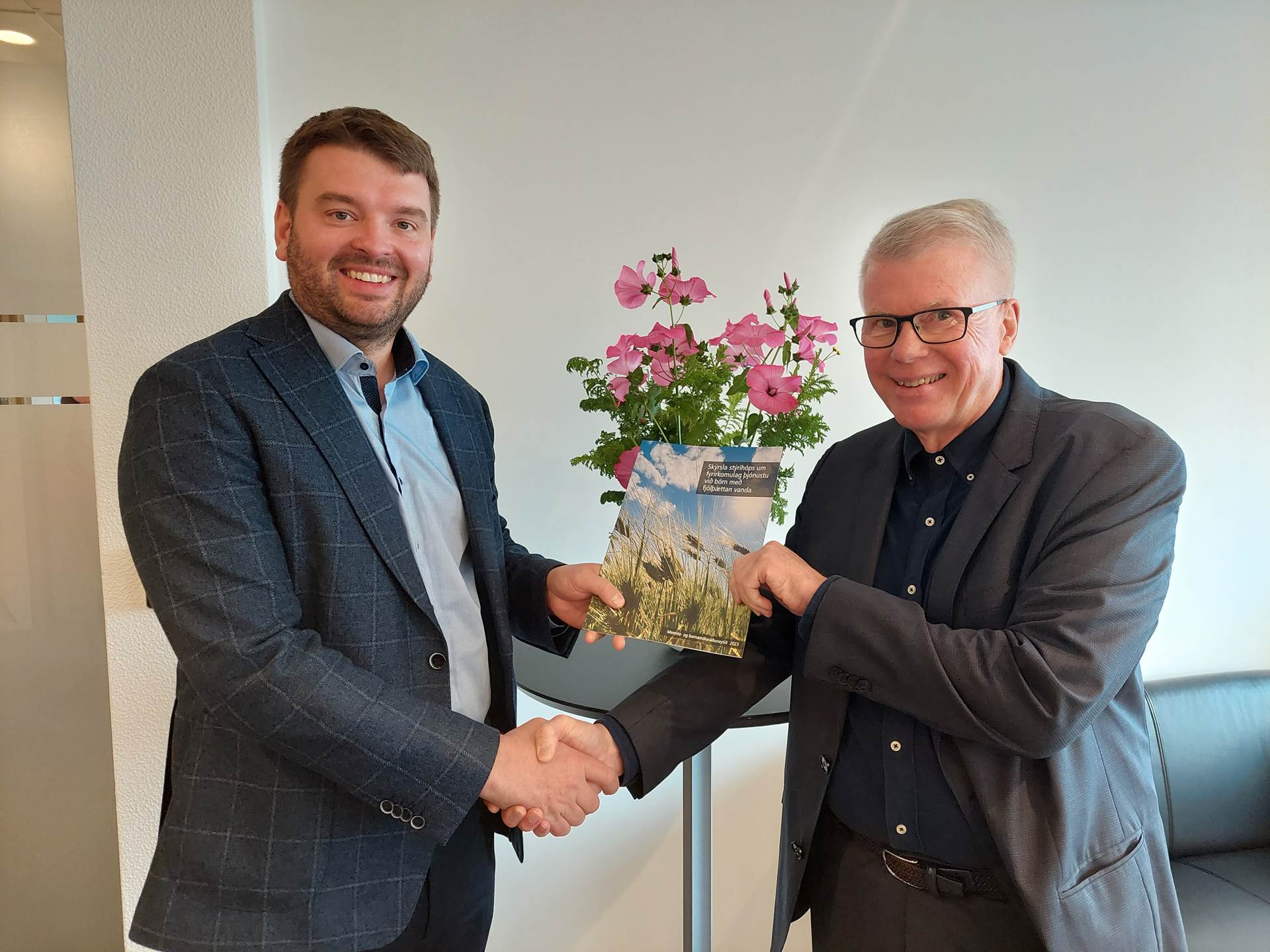 Ásmundur Einar Daðason, mennta- og barnamálaráðherra, tekur við skýrslu frá Haraldi L. Haraldssyni, formanni stýrihóps - mynd