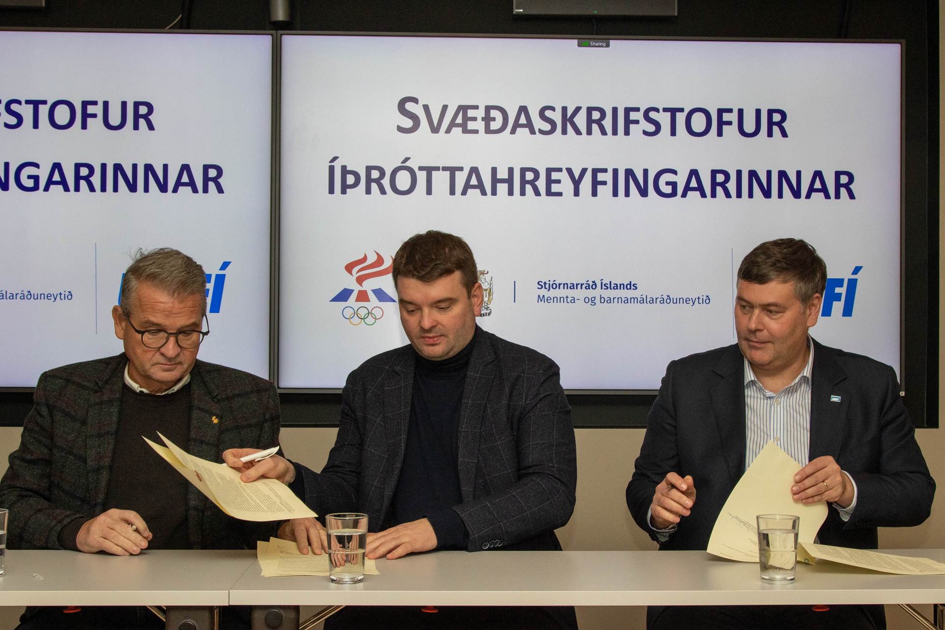 Lárus L. Blöndal forseti ÍSÍ, Ásmundur Einar Daðason, mennta- og barnamálaráðherra, og Jóhann Steinar Ingimundarson formaður UMFÍ við undirritun samnings