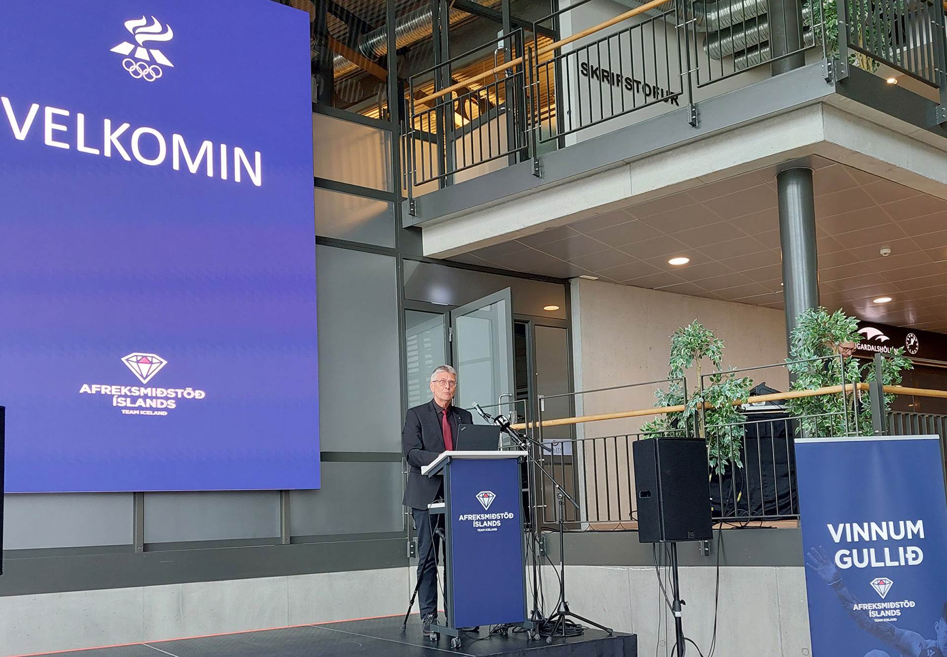 Guðmundur Ingi Kristinsson ráðherra íþróttamála flytur ávarp við opnun Afreksmiðstöðvar Íslands  - mynd