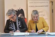 Mennta- og menningarmálaráðherra, Lilja D. Alfreðsdóttir og formaður Heimilis og skóla, Sigrún Edda Eðvarðsdóttir, skrifa undir styrktarsamning - mynd