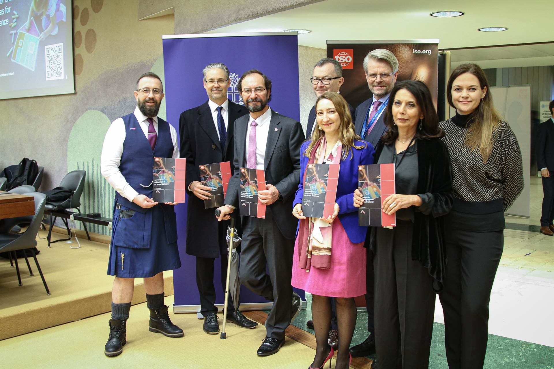 Matthew McVarish, meðstofnandi Brave Movement, Aaron Greenberg fulltrúi UNICEF, Sergio Mujica framkvæmdastjóri ISO, Jürg Lauber, forseti mannréttindaráðs Sameinuðu þjóðanna, Sylvie Bollini fulltrúi Evrópuráðsins, Einar Gunnarsson, fastafulltrúi Íslands í Genf, Najat Maalla M’jid, sérlegur sendifulltrúi aðalritara Sameinuðu þjóðanna um ofbeldi gegn börnum, og Erna Kristín Blöndal ráðuneytisstjóri - mynd