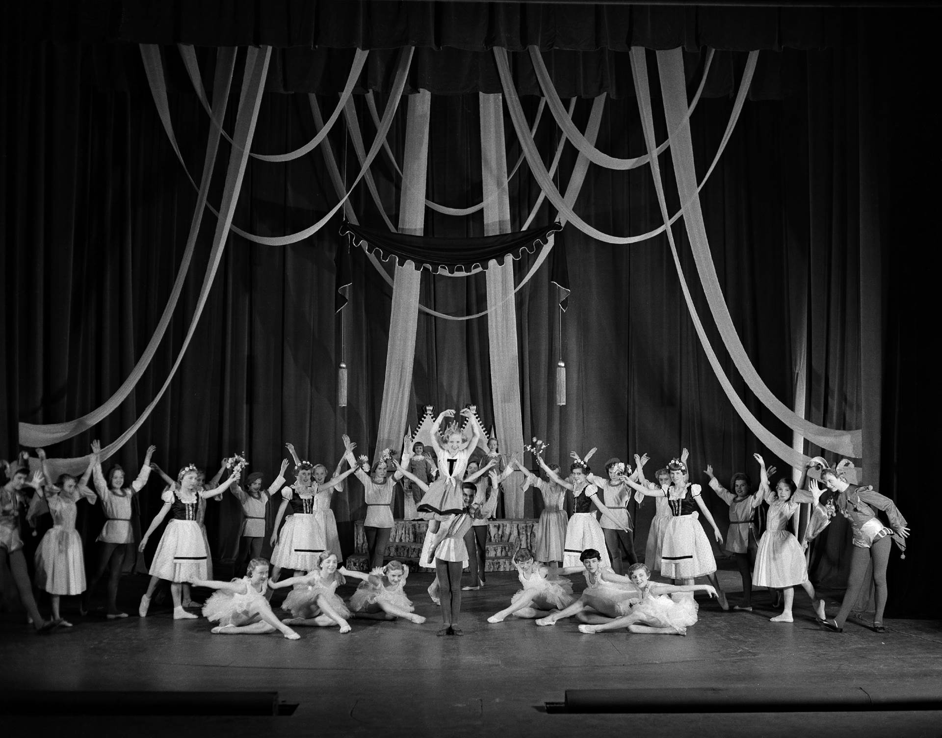Dansarar úr ballettinum Dimmalimm í nóvember 1954 - mynd