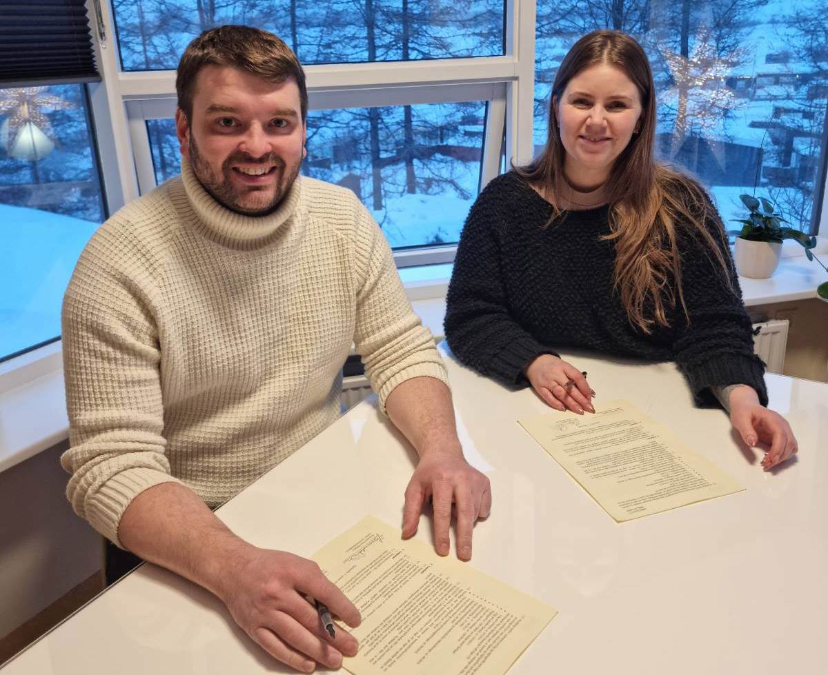 Ásmundur Einar Daðason, mennta- og barnamálaráðherra, og Björt Sigfinnsdóttir, framkvæmdastjóri LungA, undirrita samning á Seyðisfirði - mynd