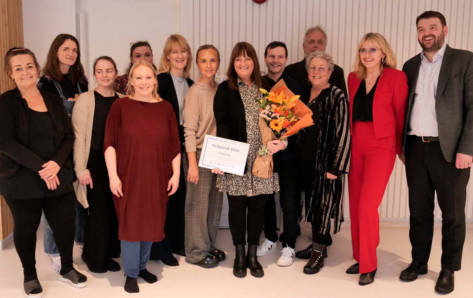 Frá vinstri: Thelma B. Brynjólfsdóttir, Súsanna Gestsdóttir, Sigríður Gunnarsdóttir, Brynhildur Guðmundsdóttir, Birna G. Björnsdóttir, María Kristjánsdóttir, Kalina Klopova og Kristín Árnadóttir skólastjóri fyrir miðju, Haraldur F. Gíslason f.h. FL, Þorvar Hafsteinsson f.h. Heimilis og skóla, Ásta M. Björnsdóttir f.h. FSL, Heiða B. Hilmisdóttir f.h. SNS og Ásmundur Einar Daðason, mennta- og barnamálaráðherra - mynd