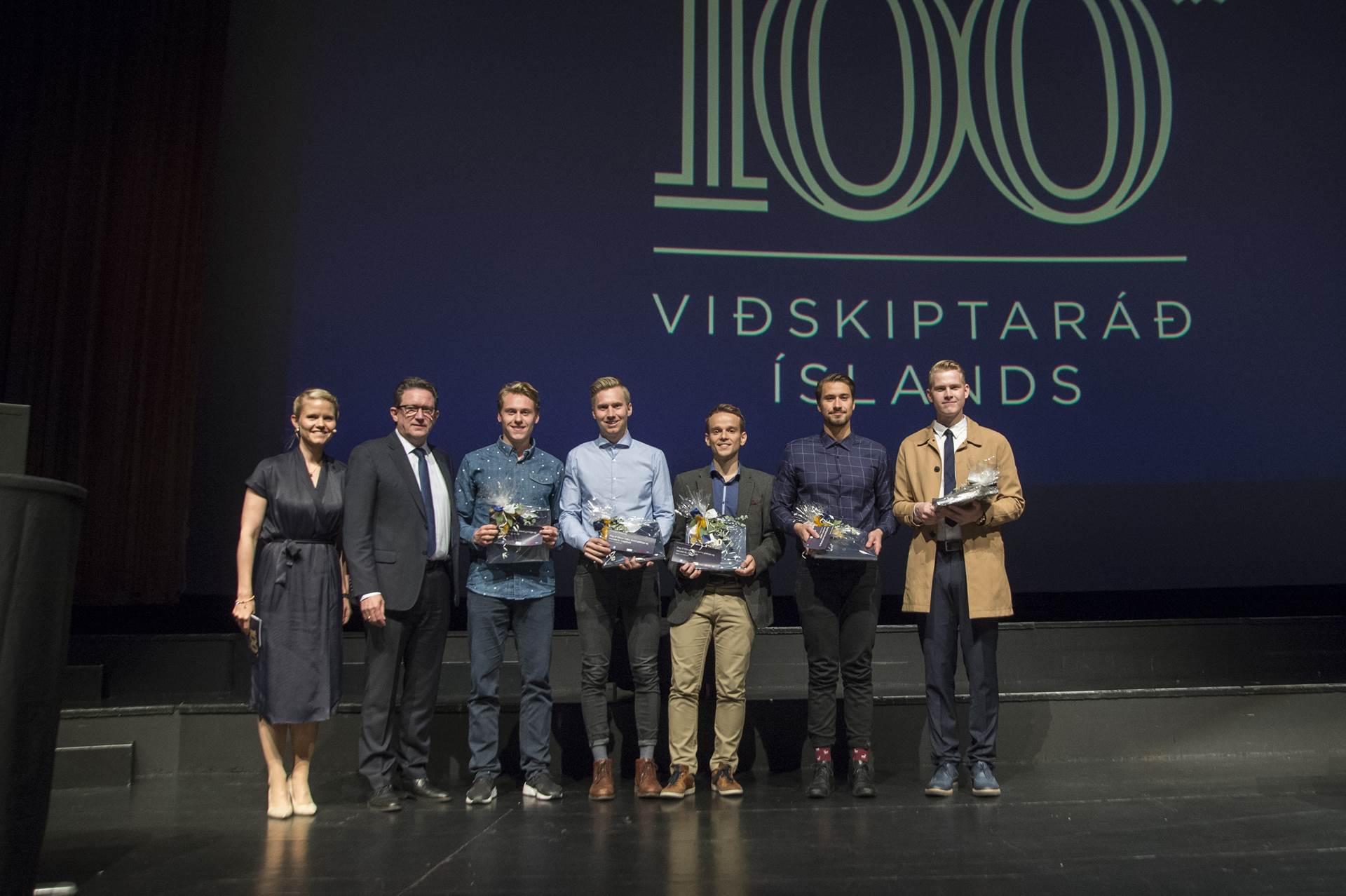 Ráðherra ásamt verðlaunahöfum og framkvæmdastjóra Viðskiptaráðs - mynd