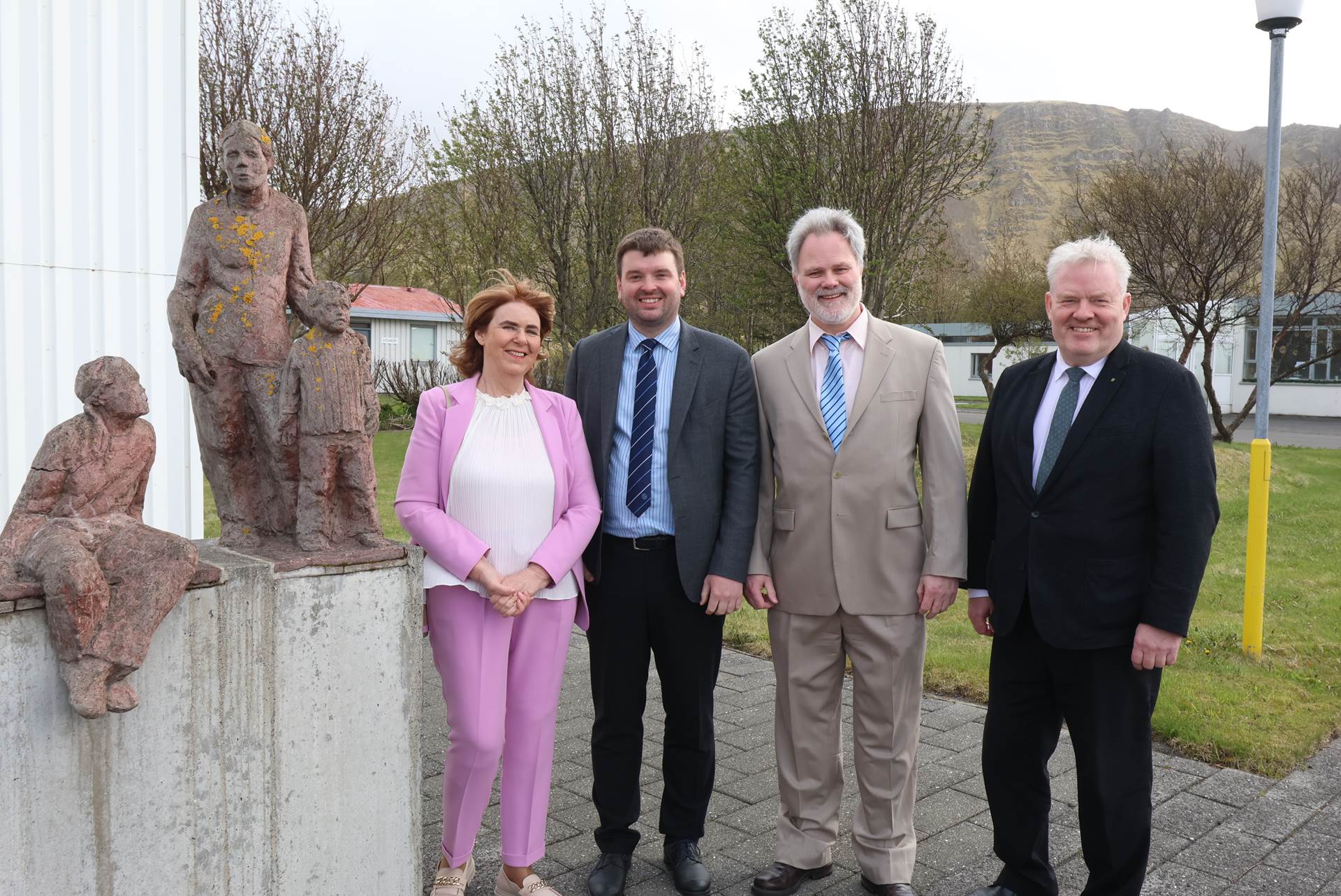 Regína Ásvaldsdóttir, bæjarstjóri í Mosfellsbæ, Ásmundur Einar Daðason, mennta- og barnamálaráðherra, Björn Sævar Einarsson, stjórnarformaður Skálatúns og formaður IOGT á Íslandi og Sigurður Ingi Jóhannsson, innviðaráðherra - mynd