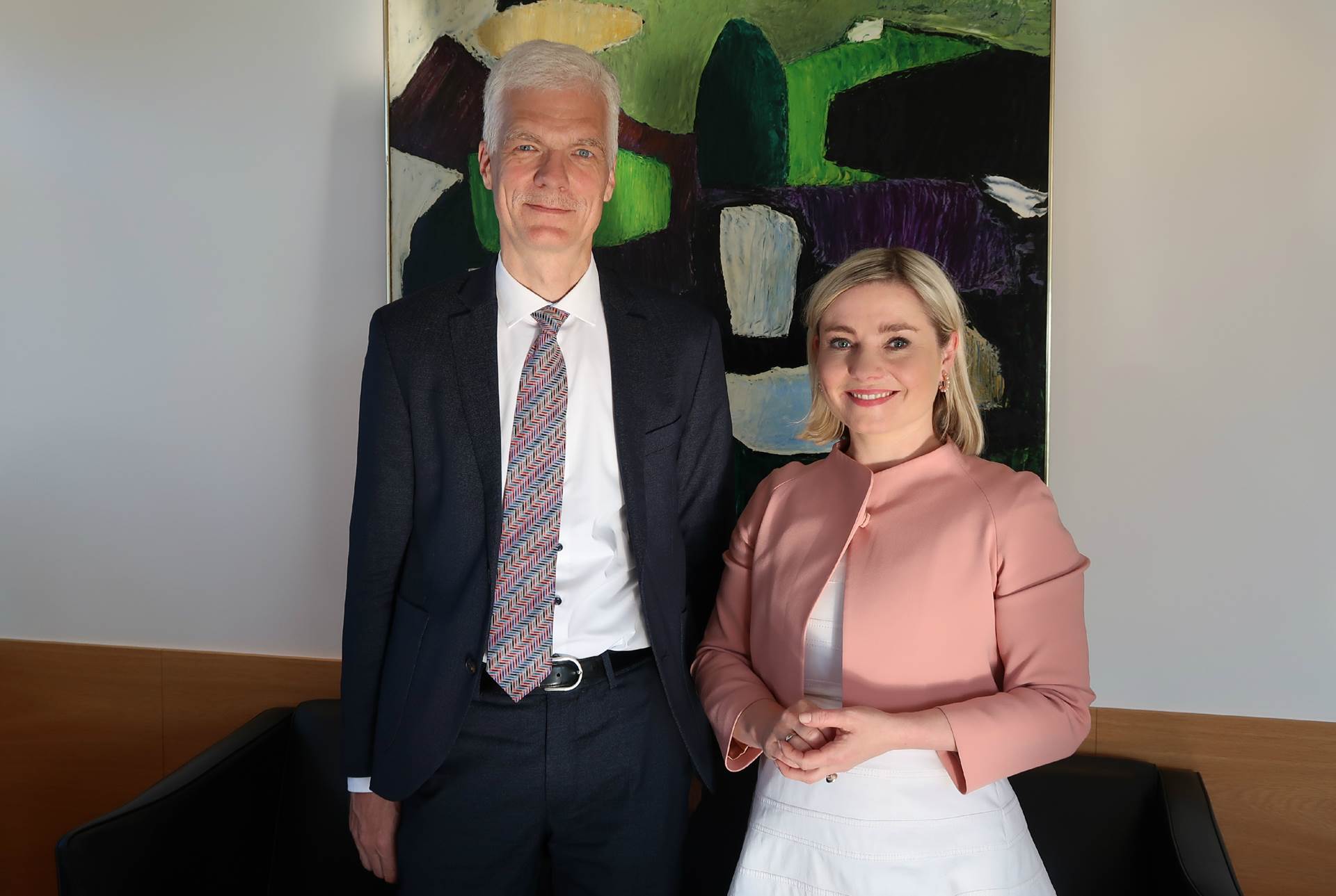 Dr. Andreas Schleicher yfirmaður menntamála hjá OECD og Lilja Alfreðsdóttir mennta- og menningarmálaráðherra. - mynd