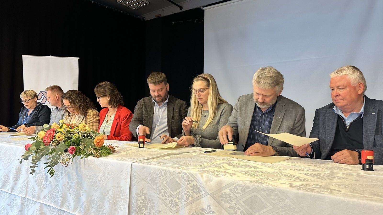 Sigríður Huld Jónsdóttir skólameistari VMA, Finnur Yngvi Kristinsson sveitarstjóri Eyjafjarðarsveitar, Þórunn Sif Harðardóttir sveitarstjóri Svalbarðsstrandarhrepps, Eyrún Ingibjörg Sigþórsdóttir sveitarstjóri Dalvíkurbyggðar, Ásmundur Einar Daðason, mennta- og barnamálaráðherra, Ásthildur Sturludóttir bæjarstjóri Akureyrarbæjar, Þröstur Friðfinnsson sveitarstjóri Grýtubakkahrepps og Snorri Finnlaugsson sveitarstjóri Hörgársveitar undirrita samning um stækkun VMA í Gryfjunni í dag - mynd