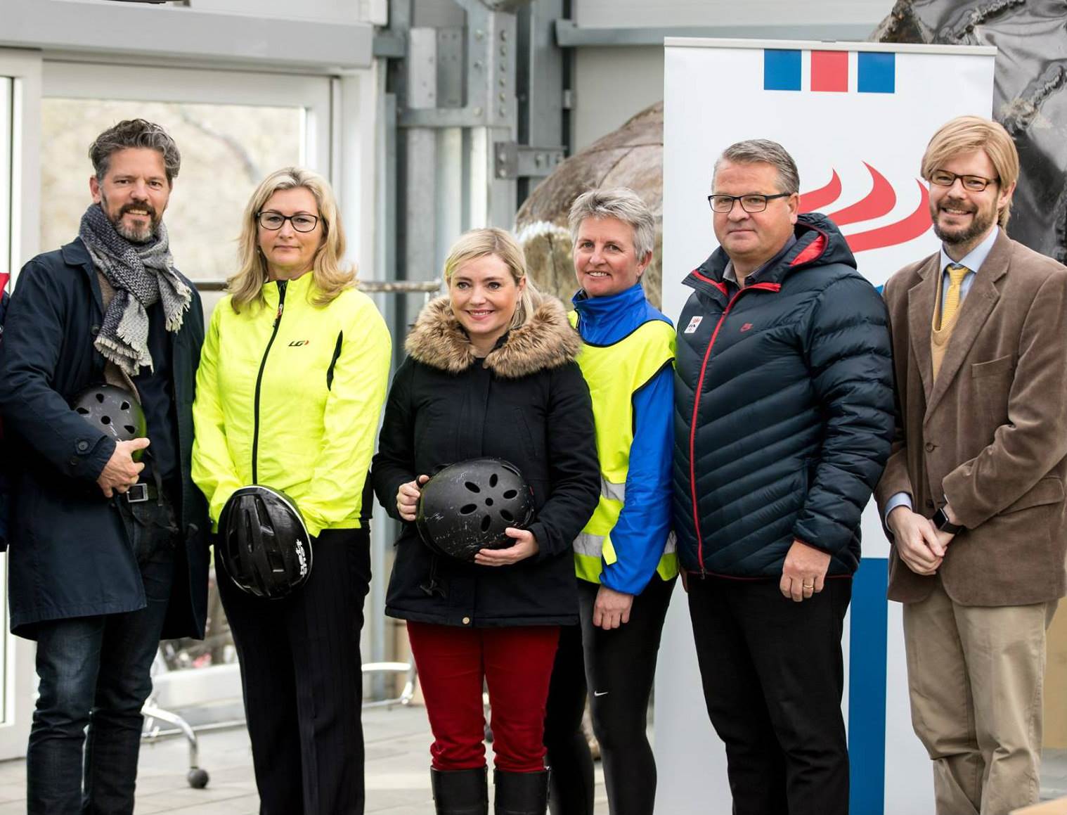 Lilja Alfreðsdóttir mennta- og menningarmálaráðherra ásamt Líneyju Rut Halldórsdóttur framkvæmdastjóra ÍSÍ,  Lárusi Blöndal, forseta ÍSÍ, Ölmu Dagbjörtu Möller landlækni, Degi B. Eggertssyni borgarstjóra og þáttastjórnandanum Frímanni Gunnarssyni. - mynd